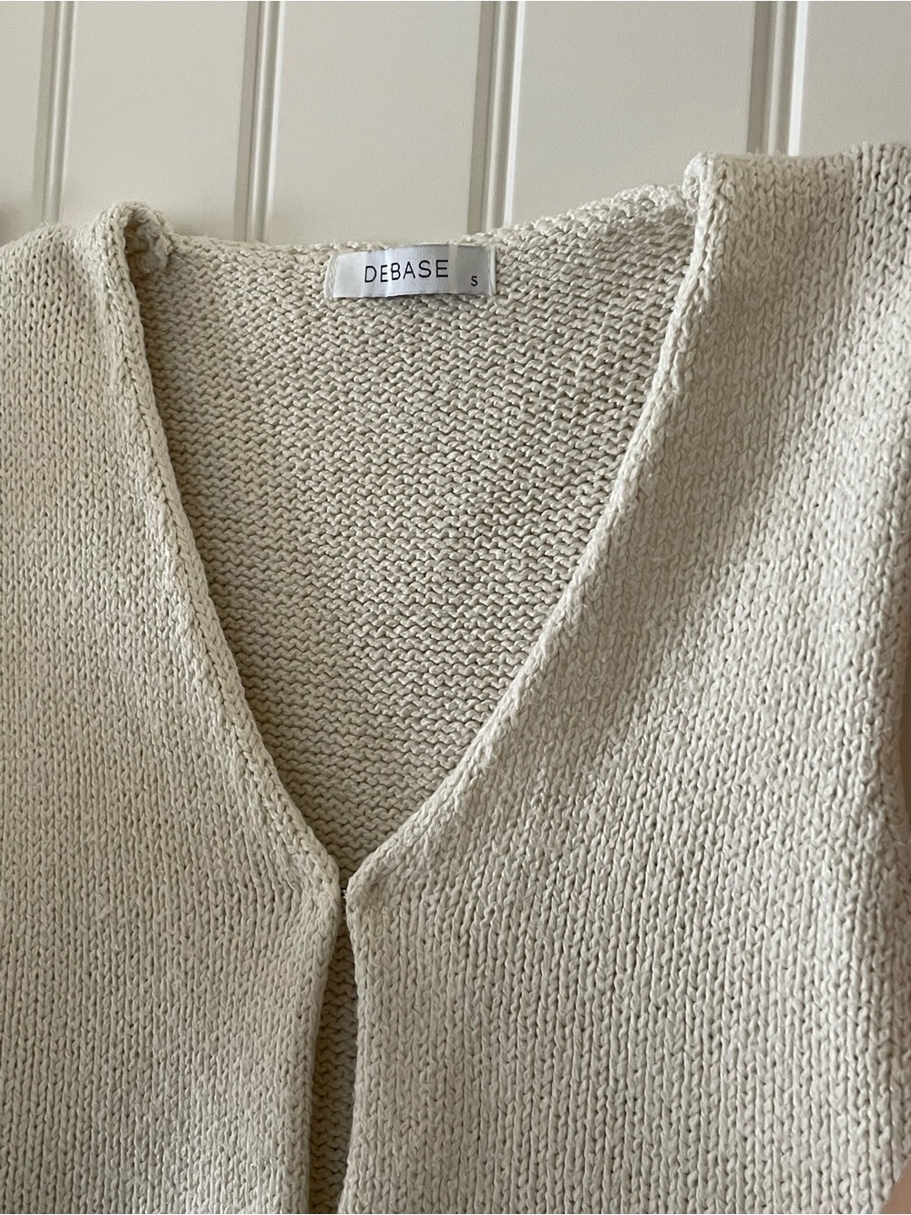 De Base Knit V-Neck Top | Off White - Picture 2 of 4